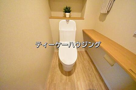 温水洗浄機能付き便座を標準装備。清潔で快適な空間を演出します。