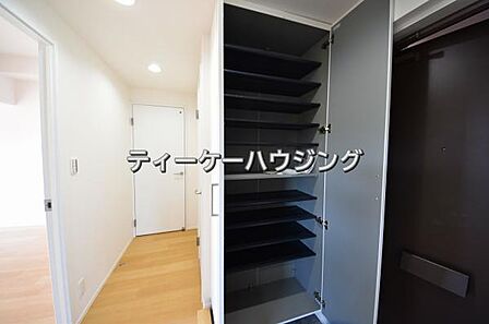 収納力たっぷり。ゆとりのシューズボックスにはママのブーツもラクラク入ります。