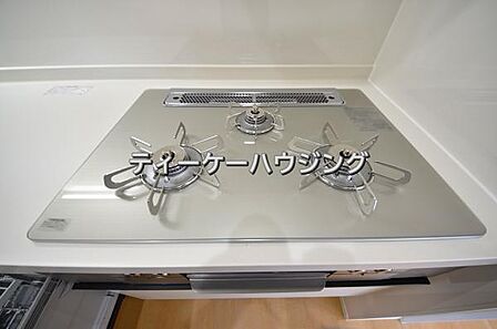 三つの調理が同時に出来てお料理時間を一気に短縮。三口ホーロートップコンロ