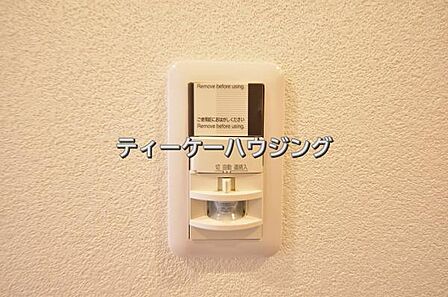 玄関には人感センサー付きの照明を設置しました。