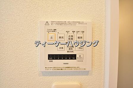 浴室暖房乾燥機がバスルーム内を換気して、カビの発生を抑えます。お洗濯物もよく乾きます。 