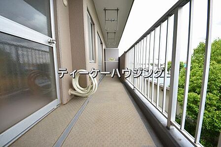 広々したバルコニーは日々の暮らしに、ゆとりと優雅さをもたらしてくれる筈です。 