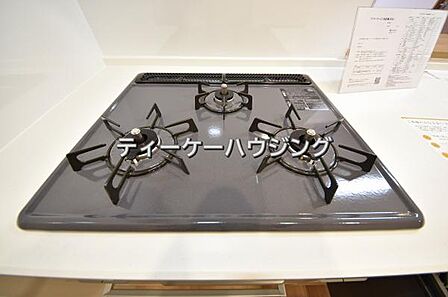 三つの調理が同時に出来てお料理時間を一気に短縮。三口ホーロートップコンロ