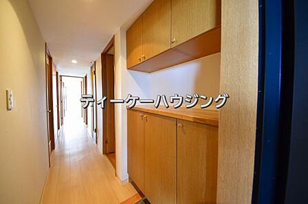 収納力たっぷり。ゆとりのシューズボックスにはママのブーツもラクラク入ります。