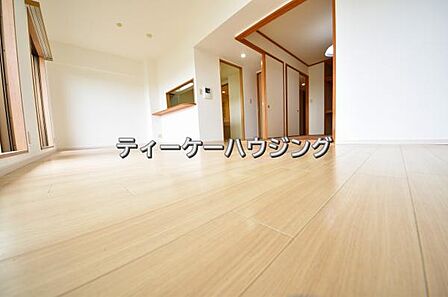 彩光をふんだんに取り入れた明るいリビングは”使いやすい形”にもこだわりました。