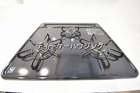 三つの調理が同時に出来てお料理時間を一気に短縮。三口ホーロートップコンロ