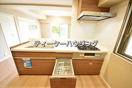 対面式キッチンからはご家族の笑顔を眺めながらお料理して頂けます。毎日の炊事が楽しくなりますね。