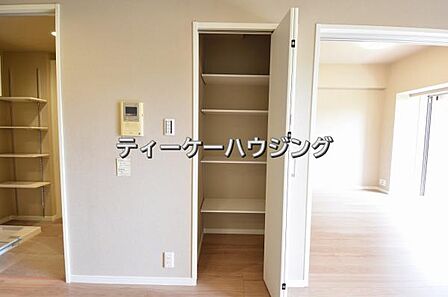 リビングに収納があると助かりますよね。