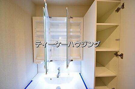 三面鏡の裏には収納がたっぷり。洗面室をすっきりきれいに使えます。