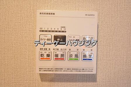 浴室暖房乾燥機がバスルーム内を換気して、カビの発生を抑えます。お洗濯物もよく乾きます。