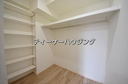 女性に嬉しい大容量のウォークインクローゼット。収納場所を気にせず、ママも安心してオシャレを楽しめます
