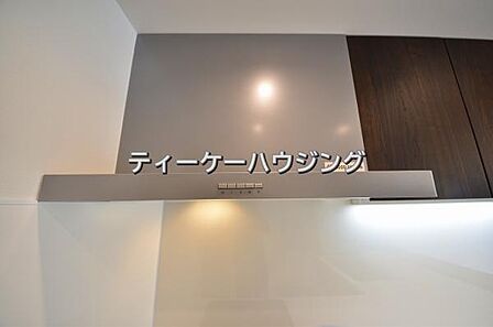 お掃除しやすくいつまでも清潔にお使いいただける手元ライト付き換気扇