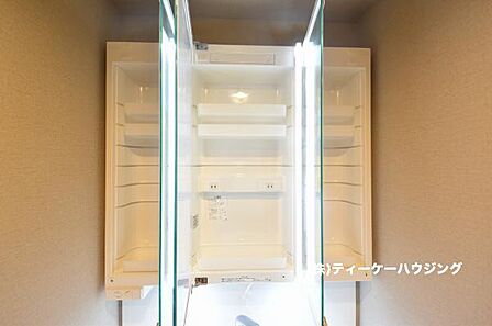 三面鏡の裏には収納がたっぷり。洗面室をすっきりきれいに使えます。