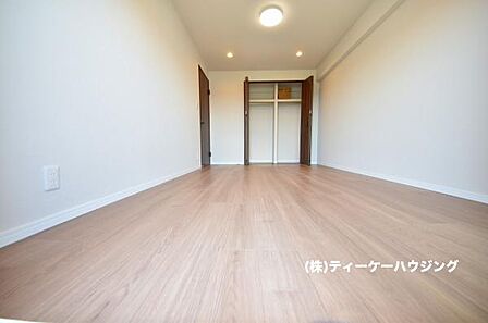 南に面した洋室は採光、通風に優れた心地よい空間です。