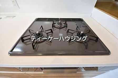 三つの調理が同時に出来てお料理時間を一気に短縮。三口ホーロートップコンロ