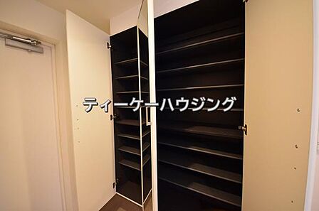 収納力たっぷり。ゆとりのシューズボックスにはママのブーツもラクラク入ります。
