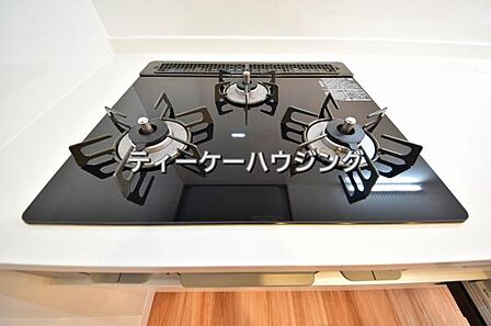 三つの調理が同時に出来てお料理時間を一気に短縮。三口ホーロートップコンロ