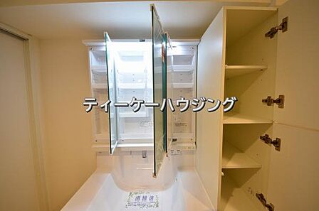 三面鏡の裏には収納がたっぷり。洗面室をすっきりきれいに使えます。