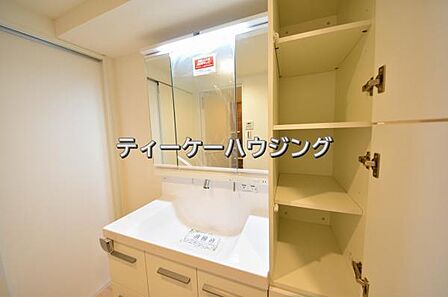 清潔感のあるボウル。開放感ある空間と、十分な大きさの鏡も自慢です。 