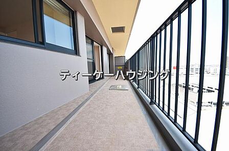 広々したバルコニーは日々の暮らしに、ゆとりと優雅さをもたらしてくれる筈です。 