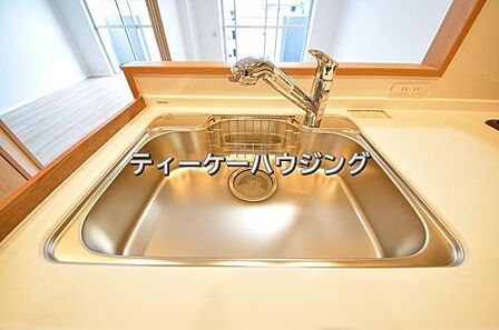 家族と触れ合いを大切にできる対面キッチンです。浄水器付きです。