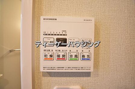 浴室暖房乾燥機がバスルーム内を換気して、カビの発生を抑えます。お洗濯物もよく乾きます。