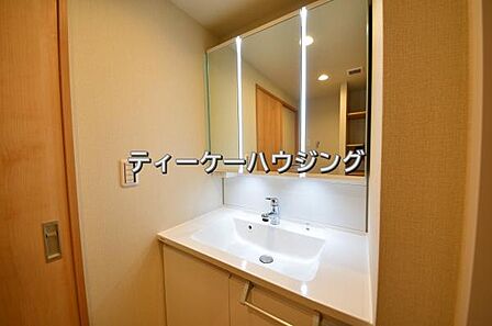 清潔感のあるボウル。開放感ある空間と、十分な大きさの鏡も自慢です。