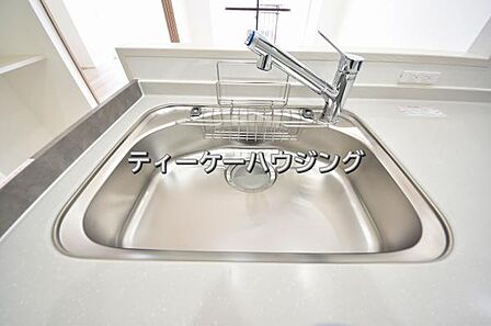 家族と触れ合いを大切にできる対面キッチンです。浄水器付きです。