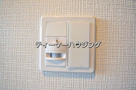 玄関には人感センサー付きの照明を設置しました。