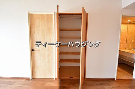 リビングに収納があると助かりますよね。