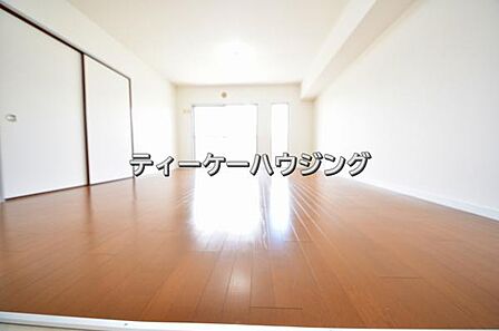 彩光をふんだんに取り入れた明るいリビングは”使いやすい形”にもこだわりました。
