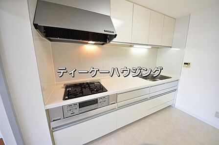 背面スペースも十分に確保された広いキッチンです。