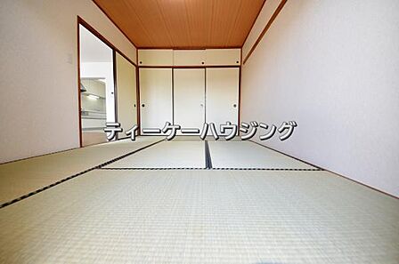 南に面した和室は採光、通風に優れた心地よい空間です。