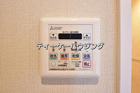 浴室暖房乾燥機がバスルーム内を換気して、カビの発生を抑えます。お洗濯物もよく乾きます。 