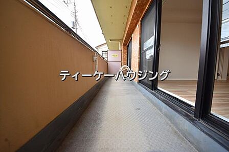 広々したバルコニーは日々の暮らしに、ゆとりと優雅さをもたらしてくれる筈です。 