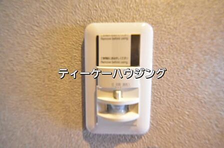 玄関には人感センサー付きの照明を設置しました。
