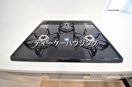 三つの調理が同時に出来てお料理時間を一気に短縮。三口ホーロートップコンロ