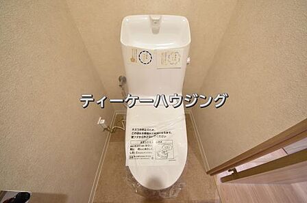 温水洗浄機能付き便座を標準装備。清潔で快適な空間を演出します。