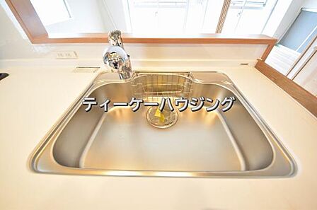 家族と触れ合いを大切にできる対面キッチンです。浄水器付きです。