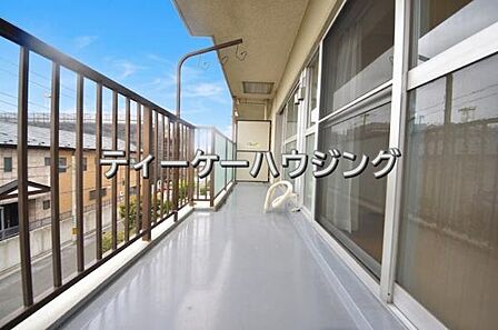 広々したバルコニーは日々の暮らしに、ゆとりと優雅さをもたらしてくれる筈です。
