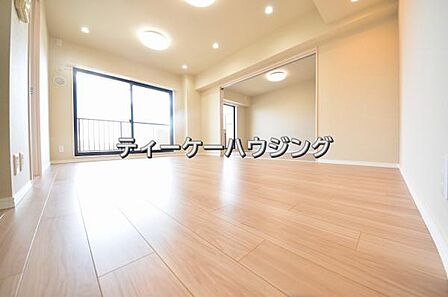 彩光をふんだんに取り入れた明るいリビングは”使いやすい形”にもこだわりました。