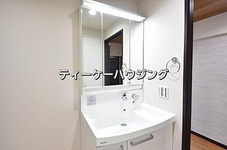 清潔感のあるボウル。開放感ある空間と、十分な大きさの鏡も自慢です。