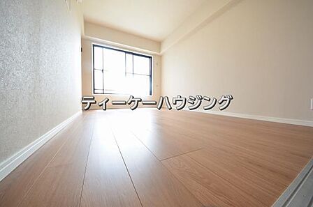 南に面した洋室は採光、通風に優れた心地よい空間です。