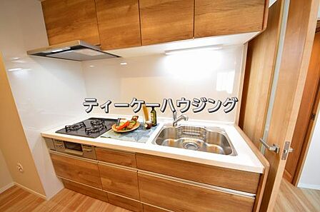 背面スペースも十分に確保された広いキッチンです。