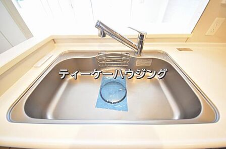 家族と触れ合いを大切にできる対面キッチンです。浄水器付きです。