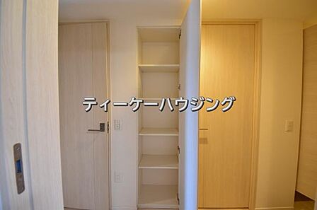 廊下に収納があると助かりますよね。