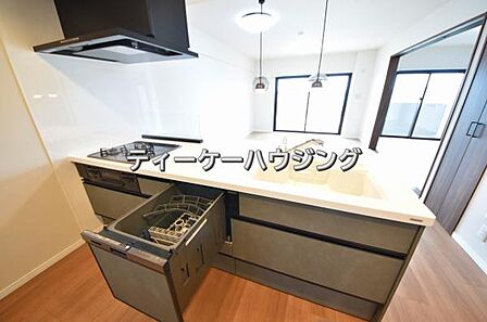 対面式キッチンからはご家族の笑顔を眺めながらお料理して頂けます。毎日の炊事が楽しくなりますね。