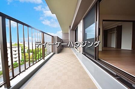 広々したバルコニーは日々の暮らしに、ゆとりと優雅さをもたらしてくれる筈です。 