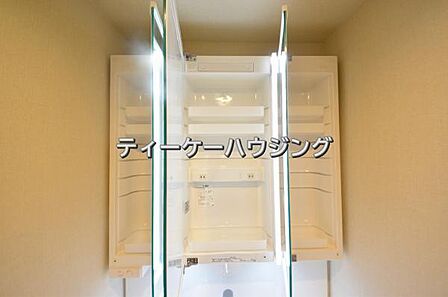三面鏡の裏には収納がたっぷり。洗面室をすっきりきれいに使えます