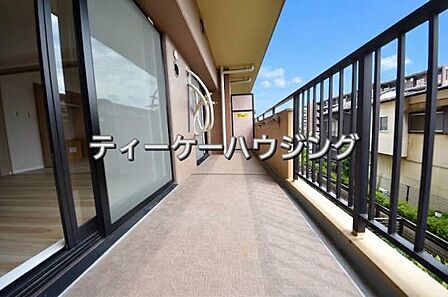 広々したバルコニーは日々の暮らしに、ゆとりと優雅さをもたらしてくれる筈です。